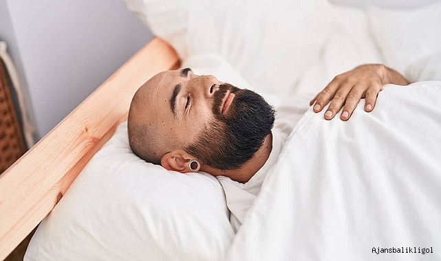 Sırt veya kaburga ağrısı çekildiğinde en iyi uyku pozisyonları