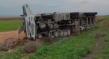 Siverek'te mercimek yüklü TIR şarampole devrildi 
