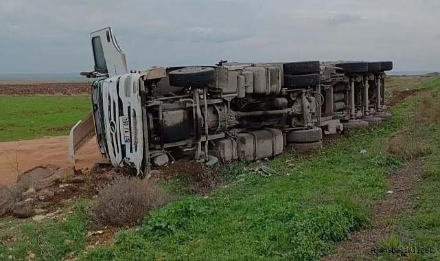 Siverek'te mercimek yüklü TIR şarampole devrildi