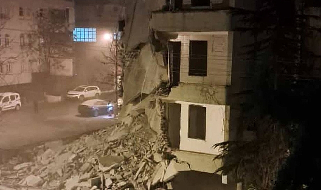 Urfa'da ağır hasarlı bina gece yarısı kendiliğinden çöktü