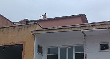 Urfa'da bir genç binanın çatısına çıkarak nişanlısını istedi! 