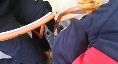 Urfa'da bir okulda ayağı sıraya sıkışan çocuğun yardımına itfaiye yetişti 