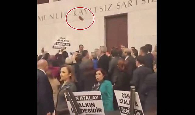 Urfa vekili Bekir Bozdağ'a anayasa kitapçığı fırlatıldı