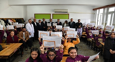 Vali Şıldak, öğrencilerin karne sevincine ortak oldu