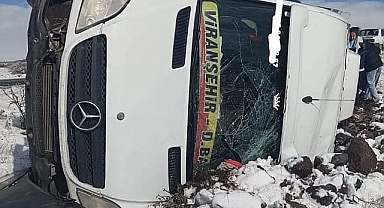 Viranşehir'de kontrolden çıkan minibüs devrildi! 5 yaralı