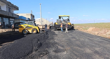 Viranşehir’de sıcak asfalt ile yollar modern hale getiriliyor