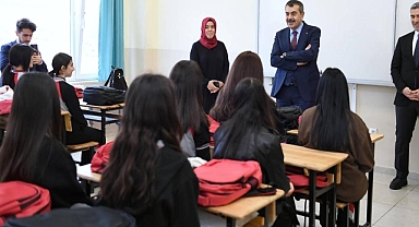 Bakan Tekin, ikinci dönemin ilk ders zilinde öğrenciler ve öğretmenlerle buluştu