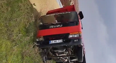 Bozova'da arpa yüklü kamyonet şarampole devrildi!