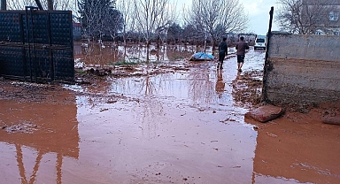 Haliliye yaşanan sel sonrası çamur deryasına döndü! Evler sular altında
