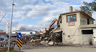 Hilvan eski belediye binası yıkıldı 