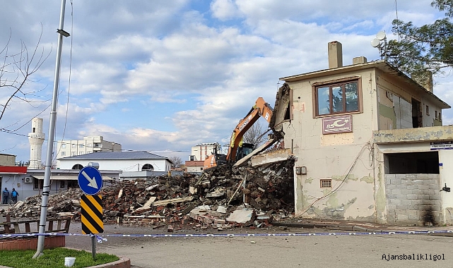 Hilvan eski belediye binası yıkıldı