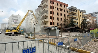 Urfa'da ağır hasarlı bir binanın daha yıkımı başladı! 
