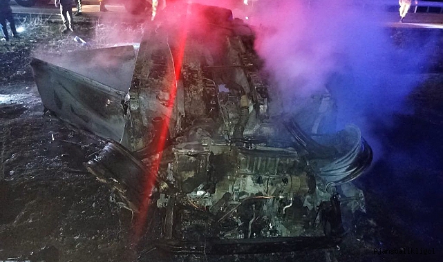 Urfa'da feci kaza! 3 yaralı kaza yapan araçta sıkıştı