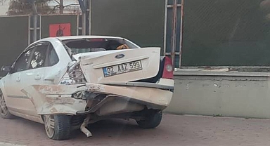 Urfa'da kamyonet ile otomobil çarpıştı!