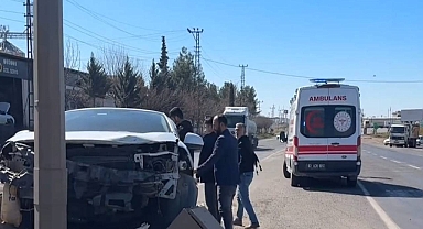 Urfa’da kontrolden çıkan araç aydınlatma direğine çarptı! 