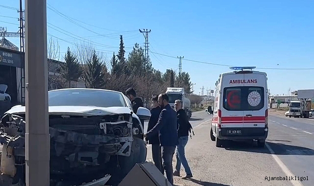 Urfa’da kontrolden çıkan araç aydınlatma direğine çarptı! 