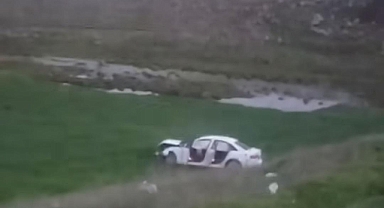 Urfa'da kontrolden çıkan araç tarlaya uçtu! 