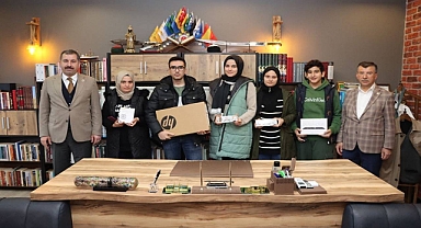 Başkan Baydilli'den online sınavda başarılı olan öğrencilere ödül