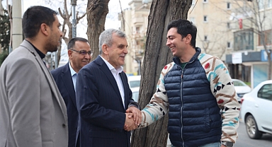 Başkan Beyazgül esnaf ve vatandaşların dua ve desteğini alıyor 