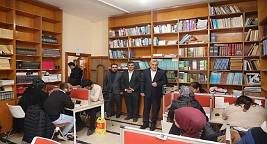 Başkan Beyazgül kütüphanede ders çalışan öğrencileri ziyaret etti