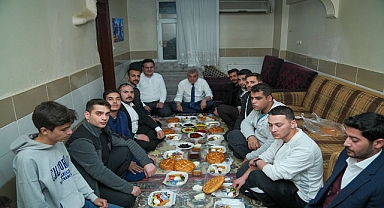 Başkan Beyazgül öğrenci evinde sahur yaptı