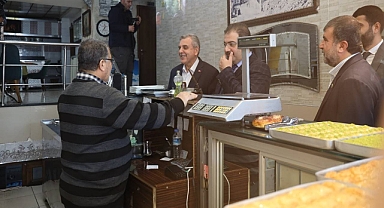 Başkan Beyazgül ve Canpolat esnafla iç içe 