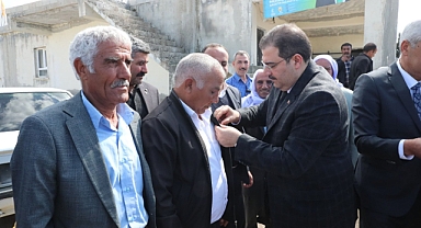 Başkan Canpolat, AK Parti'ye katılan vatandaşların rozetini taktı