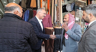 Başkan Mehmet Kuş Eyyübiyelileri tek tek dinliyor