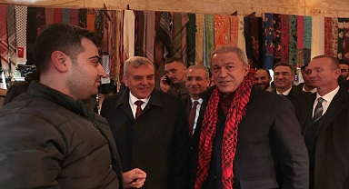 Hulusi Akar ve Başkan Beyazgül tarihi hanlar bölgesinde esnafları ziyaret etti