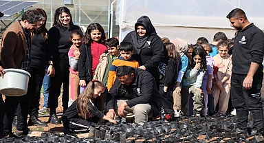 Keten köyneği fıstığı minik öğrencilerin elleriyle toprakla buluştu