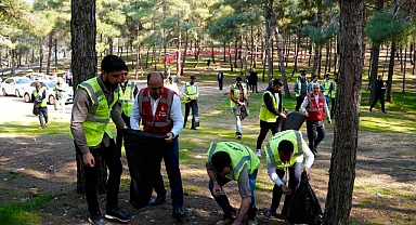 Nihat Çiftçi, atık toplayarak farkındalık oluşturdu
