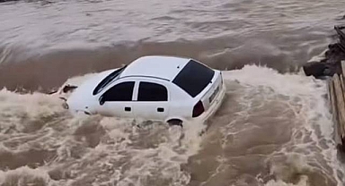 Siverek’te sel sularına kapılan otomobil dereye sürüklendi! 