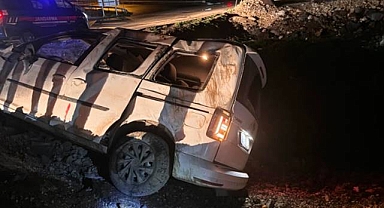 Suruç’ta kontrolden çıkan araç şarompole devrildi! Yaralılar var 