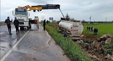 Urfa’da kontrolden çıkan TIR kaza yaptı! 1 yaralı 