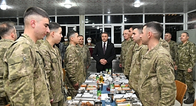 Vali Şıldak, sınırda görevli askerlerle iftar yaptı
