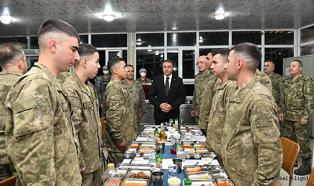 Vali Şıldak, sınırda görevli askerlerle iftar yaptı