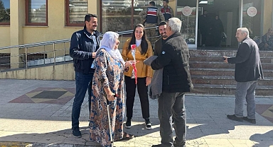 Yeniden Refah Partisi’nden kadınlara karanfil