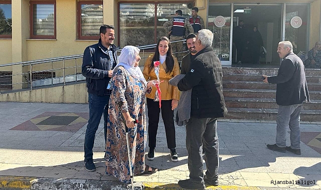 Yeniden Refah Partisi’nden kadınlara karanfil