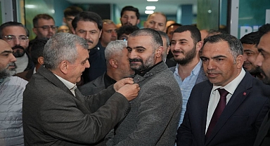 Yeniden Refah'tan ayrılan gruba AK Parti rozetlerini Başkan Beyazgül taktı