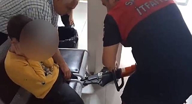  Ayağı sandalyeye sıkışan çocuğun yardımına itfaiye ekipleri yetişti