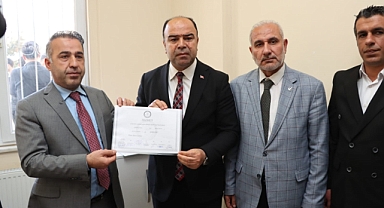 Başkan Çifti mazbatasını alarak görevine başladı