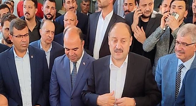 Büyükşehir Belediye Başkanlığına seçilen Gülpınar, tebrikleri kabul ediyor