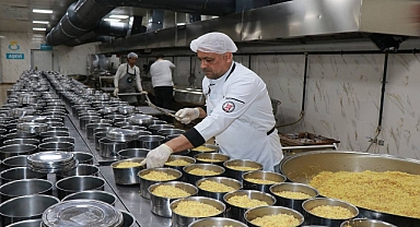 Haliliye Belediyesi sıcak yemekleri sofralara ulaştırmaya devam ediyor