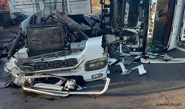 Karaköprü'de feci kaza! Demir yüklü tır ikiye ayrıldı