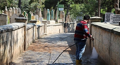 Şanlıurfa'da mezarlıklarda bayram temizliği