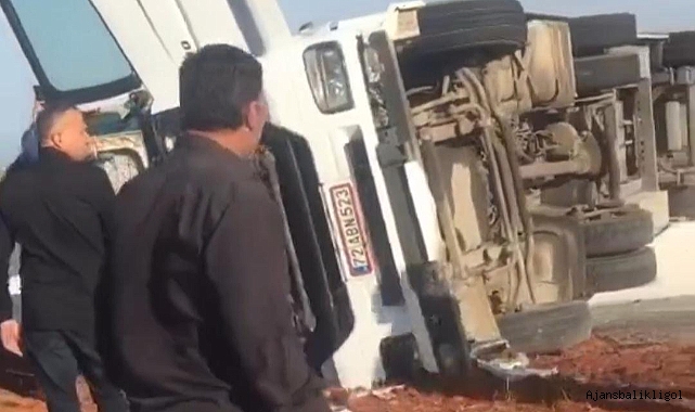 Siverek - Diyarbakır yolunda gübre yüklü tır devrildi