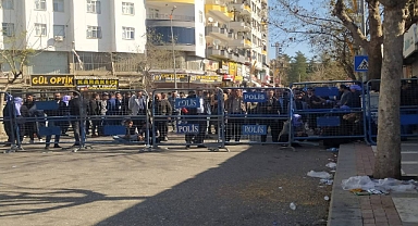 Siverek’te gergin anlar! YRP taraftarları adliye önünde toplandı 