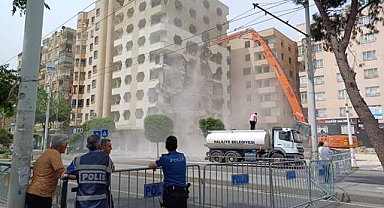 Urfa’da Cevheri Apartmanı 1 yıl aradan sonra yıkılmaya başladı