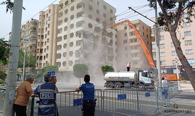 Urfa’da Cevheri Apartmanı 1 yıl aradan sonra yıkılmaya başladı