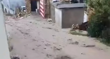 Urfa'da etkili olan sağanak yağış birçok mahalleyi sular altında bıraktı 